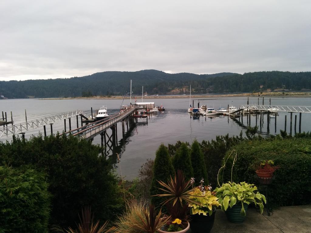 Salty Towers Ocean Front Cottages Sooke Exterior photo