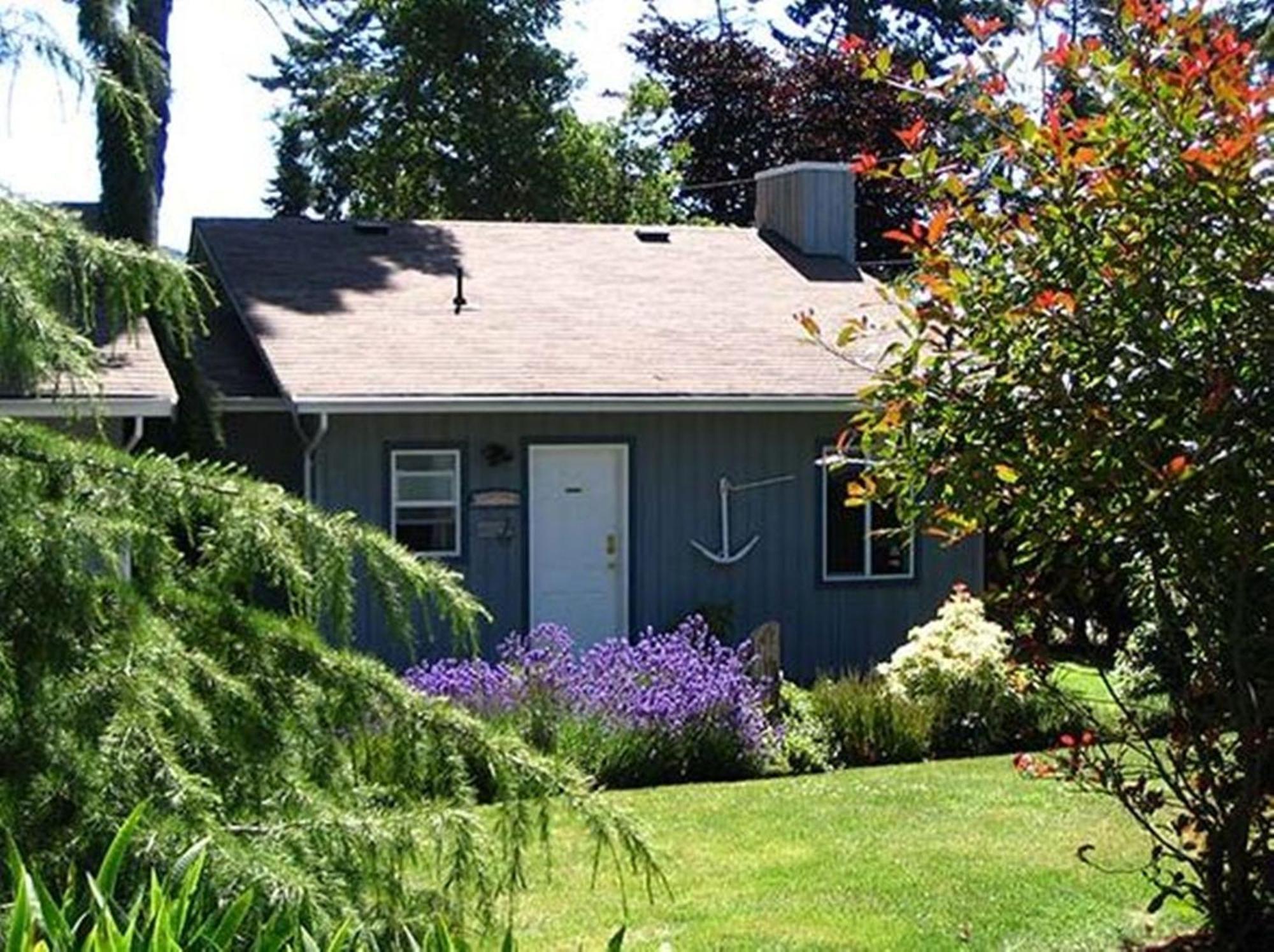 Salty Towers Ocean Front Cottages Sooke Exterior photo