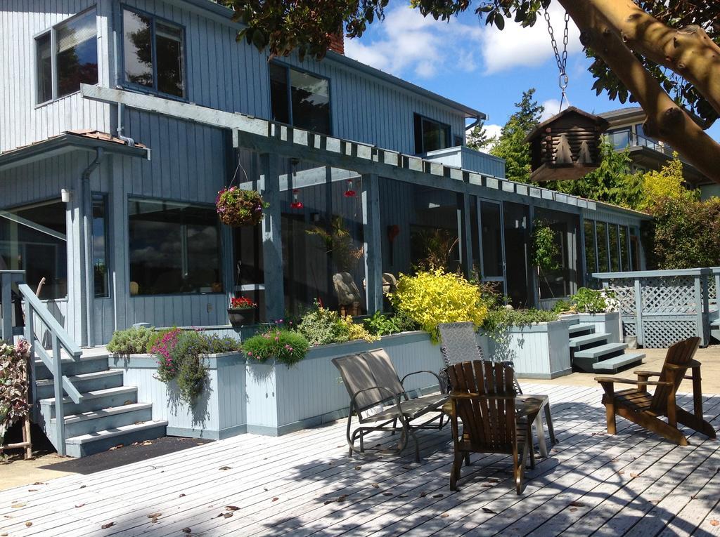 Salty Towers Ocean Front Cottages Sooke Exterior photo
