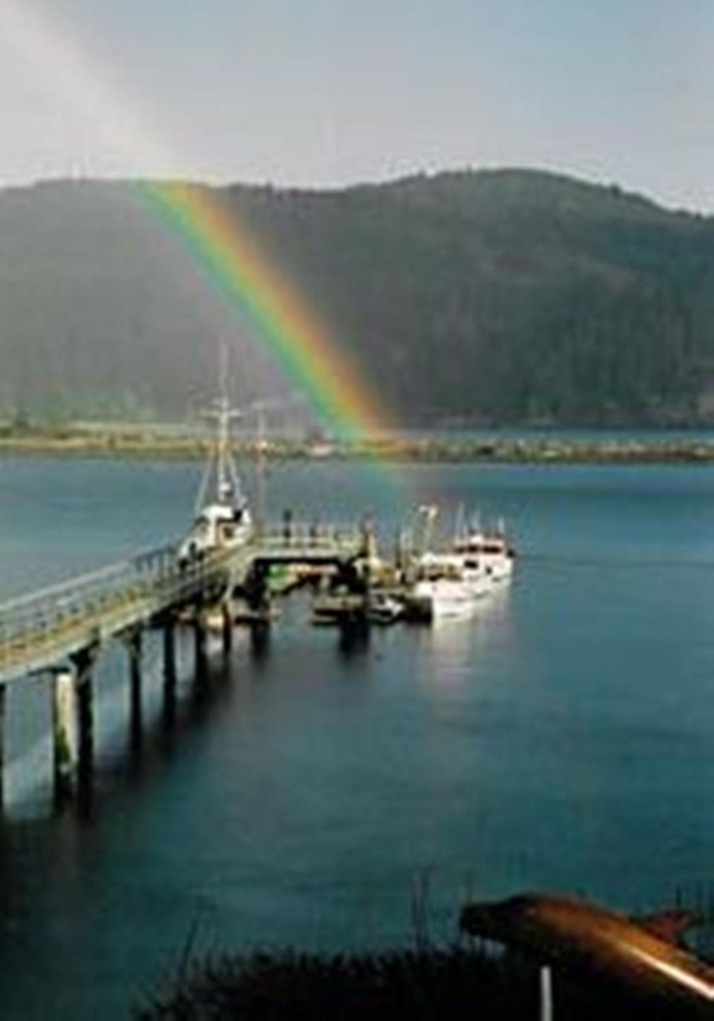 Salty Towers Ocean Front Cottages Sooke Exterior photo